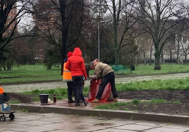 Очередное надругательство: памятный знак в Одессе облили красной краской