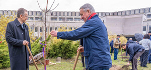 В честь ректора ДНУ: в Днепре высадили памятную аллею