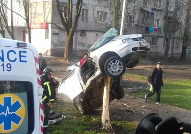 На большой скорости врезался в дерево: в Одессе из авто вырезали водителя. Фото: Служба чрезвычайных ситуаций
