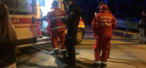 Странные обстоятельства: в Одессе из окна четвертого этажа выпала девушка