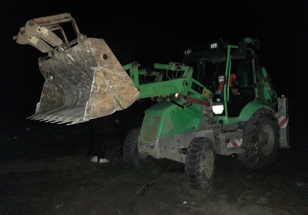 Ночью на Чкаловский пляж загнали строительную технику. Фото: 048