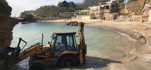 Сезон разрушений: в Одессе на еще одном пляже сносят природную скалу