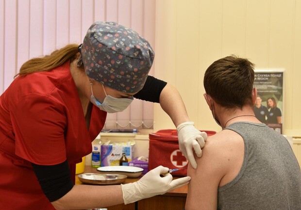 В Одесской области массово вакцинируют спасателей и полицейских 