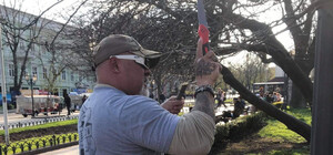 Туристический сезон: в одесском Горсаду иностранец ломал дерево и нападал на людей с пилой