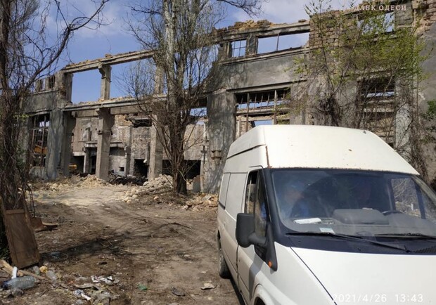 Новое место для стройки: на Приморской незаконно сносят руины - фото