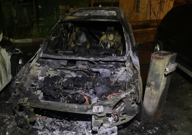 Ночью на Говорова горели три машины. Фото: Нацполиции
