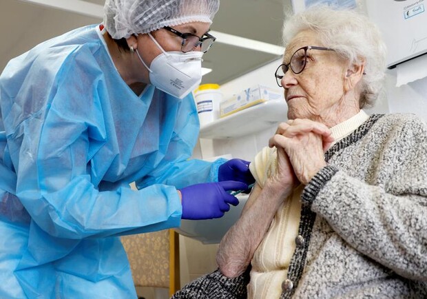 В Украине начали вакцинировать от коронавируса людей в возрасте 65+. Фото: slovoidilo.ua