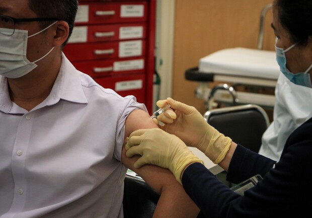 Киевлянку парализовало после прививки вакциной CoviShield. Фото: Unsplash 
