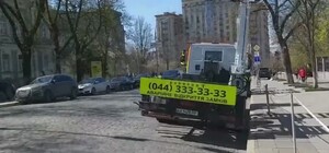 В центре Киева водитель эвакуатора припарковался в неположенном месте 