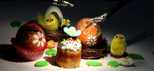 Как во время операции: в Днепре с помощью робота-хирурга разрисовали яйца (видео)