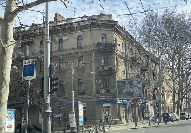 В центре Одессы на прохожего упал карниз. Фото дома 2ГИС