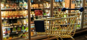 30 тонн в месяц: в Днепре мужчины подделывали продукты под видом известных брендов