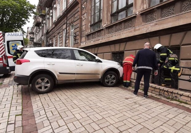 "Героиня дня": в центре Одессы женщина сбила парковщика. Фото: патрульная полиция