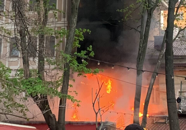 В Пале-Рояле пожар: загорелся ресторан и гостиница. Фото: it3