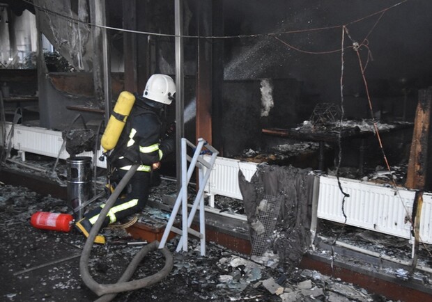 Пожар в Пале-Рояле: куда расселили спасенных людей и как выглядит сгоревший ресторан. Фото: Служба чрезвычайных ситуаций