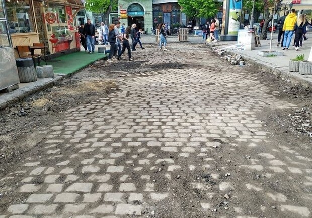 В центре Одессы нашли старинную брусчатку: ее начали демонтировать
