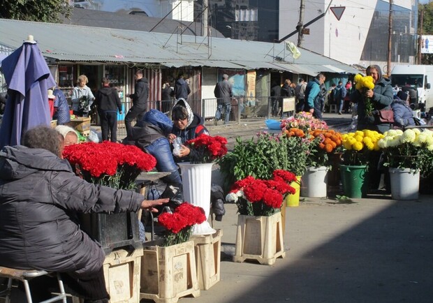 На "Привозе" торговцы цветами перекрыли дорогу: им запретили работать около рынка