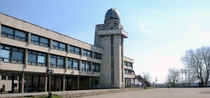 С остановкой и современным фасадом: 