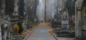 З львівських кладовищ евакуювали понад пів сотні людей: що сталось