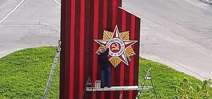 Быстро исправились: под Киевом обновили советскую стелу, но сразу все переделали