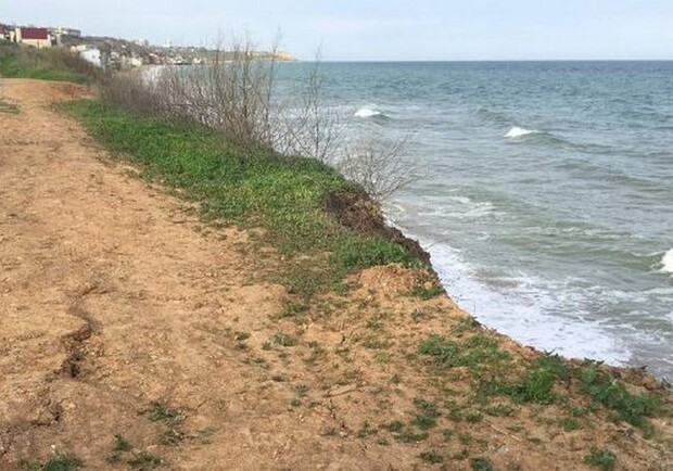 На одесском побережье снова обвалился склон. Фото: УСИ