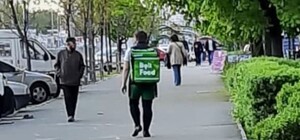 Не ведись: на Воскресенке заметили курьера-попрошайку