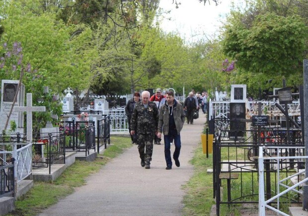 На кладбища не проехать: как проходят поминальные дни в Одессе. Фото: odessa.online