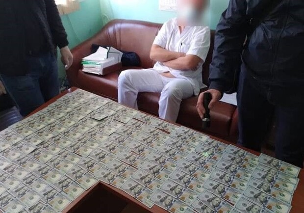 11 тысяч долларов за операцию на сердце: в Одессе поймали на взятке хирурга. Фото: Одесская областная прокуратура