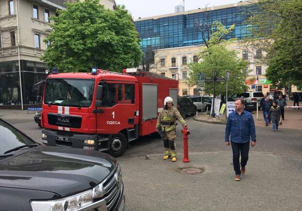 В центре Одессы загорелось отделение полиции: есть пострадавшие. Фото: телеграм-канал "Курс Одесса"