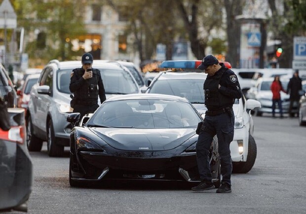 Сделали фото и выписали штраф: в Одессе копы остановили авто за 6 миллионов. Фото: Михаил Выхристюк
