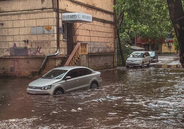 Готовь лодку и весла: в Одессе после ливня затопило улицы. Фото: The Weather Lab