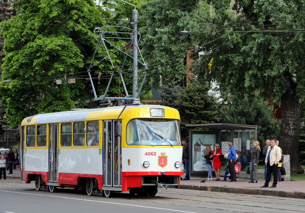 В Одессе стоят трамваи и  троллейбусы. Фото: transphoto.org