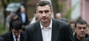 Кличко отправил киевлянку погулять за неудобные вопросы о состоянии улиц Подола