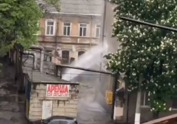 В Одессе на Мечникова забил огромный фонтан. Фото: кадр из видео