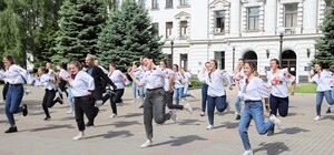 Как это было: возле здания ОГА устроили танцевальный флешмоб в вышиванках