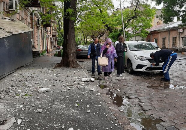 В центре Одессы со старинного дома обвалился карниз. Фото: Светлана Подпалая/Facebook