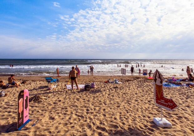 Почти как летом: на пляжах Одессы заметили наплыв отдыхающих - фото
