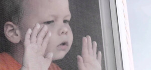 Не выдержала москитная сетка: на Куреневке из окна выпал 4-летний мальчик