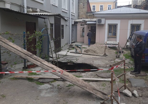 Из-за ремонта здания полиции: в одесском дворе образовалась глубокая яма. Фото: Единый центр обращения граждан