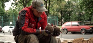 Проспали ремонт: под Киевом из-за застрявших в щели ежей разобрали новый подъезд