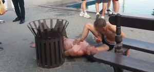 Отметили последний звонок: напротив мэрии школьники избили бездомного