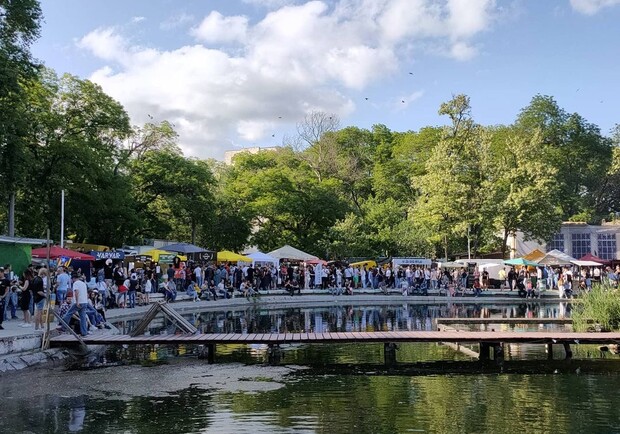 В одесском парке проходит фестиваль пива: у пруда столпились тысячи людей. Фото: Константин Целаков