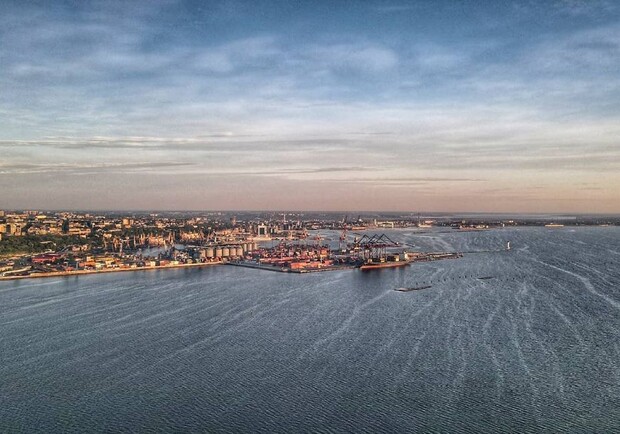 Полюбуйся: как выглядит рассвет на побережье Одессы с высоты. Фото: instagram.com/_partyzan_