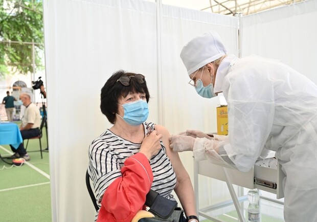 К санитарии много вопросов: в Одессе открыли центр вакцинации от Covid-19. Фото: Одесская ОГА