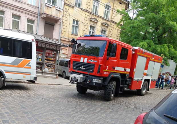 С сиреной и на красный свет: в Одессе пожарный мчался за клубникой - фото
