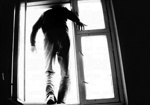 На Таирова мужчина выпрыгнул из окна: одесситу казалось, что его преследуют ромы - фото