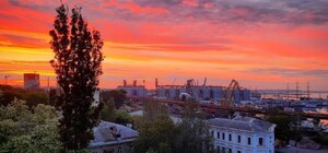 Впечатляет: в Одессе наблюдали яркий закат