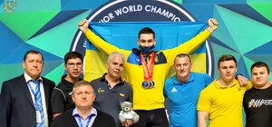 Взял три медали: украинец установил мировой рекорд на чемпионате мира по тяжелой атлетике