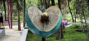 Вперед за новыми фото: в Греческом парке установили две скульптуры