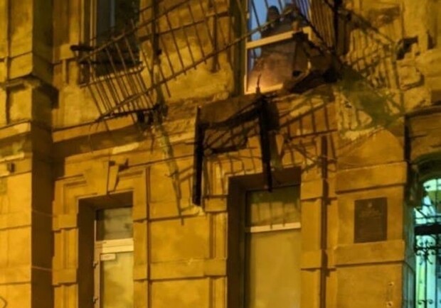 Береги голову: в центре Одессы рухнул еще один балкон. Фото: "Думская"